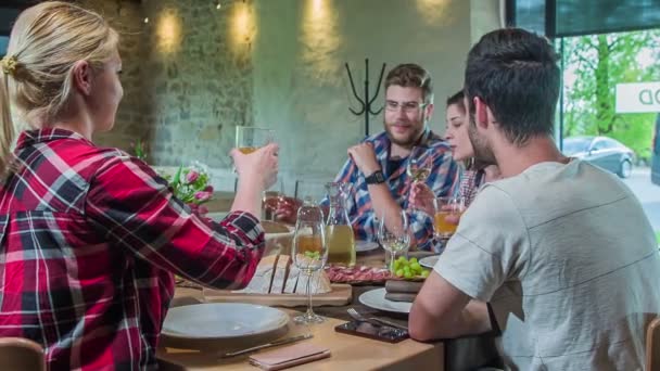 Freunde Klirren Einem Restaurant Mit Gläsern Sie Genießen Eine Lustige — Stockvideo