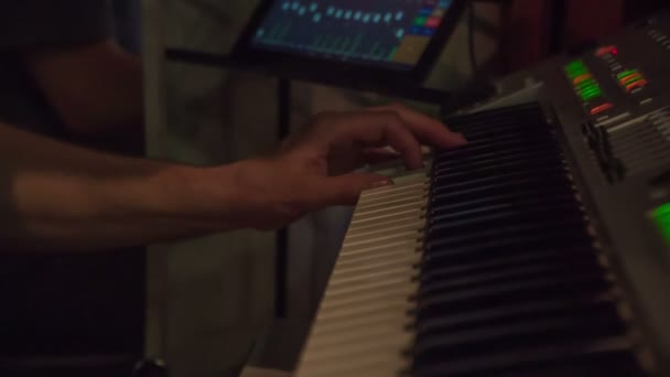 Ένας Άντρας Παίζει Στο Πληκτρολόγιο Μπάντα Παίζει Ζωντανή Μουσική Για — Αρχείο Βίντεο