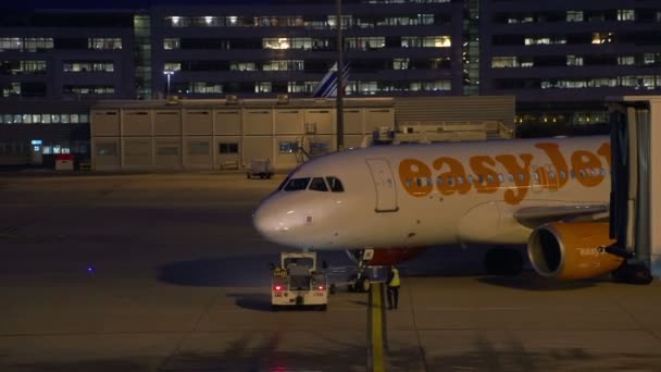 Easy Jet Nousemassa Ilmaan Lentokentällä Ilta — kuvapankkivideo