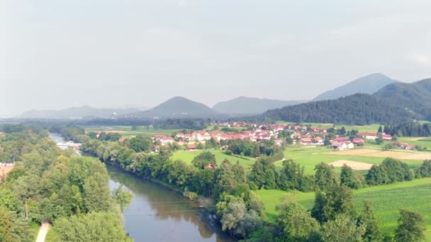 田舎の真ん中に小さな村があり 近くには広い川があります 夏の時間だ空中射撃 — ストック動画