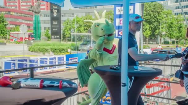 Een Drakenmascotte Danst Racefiets Wielersport Gaat Binnenkort Van Start — Stockvideo