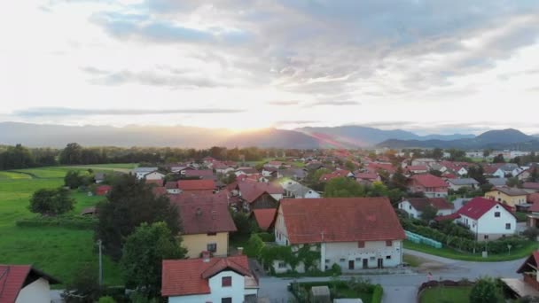 Sebuah Desa Kecil Slovenia Yang Indah Tembakan Udara Warna Warna — Stok Video