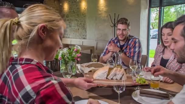 Barátaink Egy Hagyományos Tengerparti Étteremben Ebédelnek Jelenleg Kezdésnek Esznek Egy — Stock videók