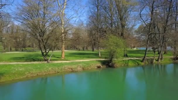 Homem Observa Natureza Quando Anda Bicicleta Sobre Uma Ponte Dia — Vídeo de Stock