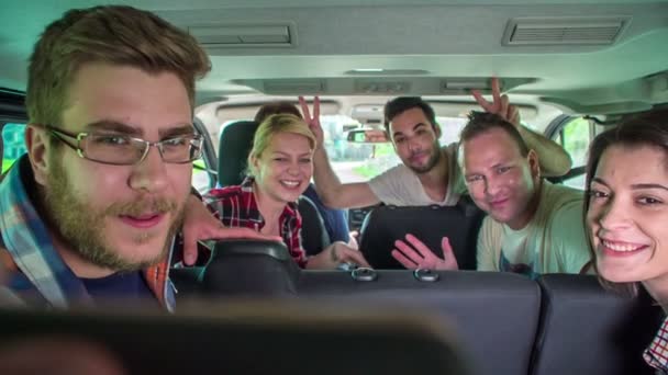 Grupo Amigos Está Tirando Uma Foto Juntos Uma Van Enquanto — Vídeo de Stock