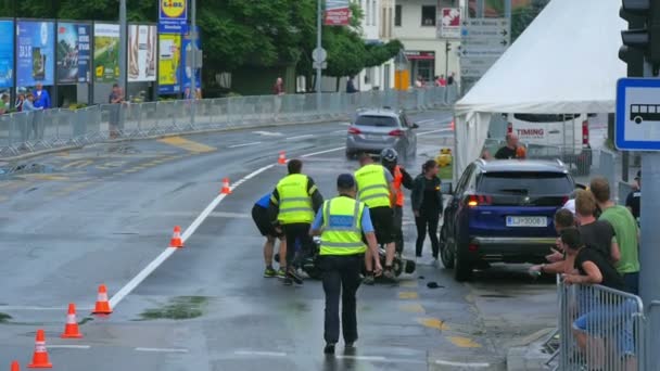 Čtyři Muži Ochranky Utíkají Motorkáři Který Právě Spadl Motorky Chtějí — Stock video