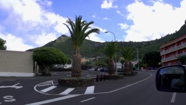 Coche Está Conduciendo Carretera Una Ciudad Hay Palmeras Lado Carretera — Vídeo de stock