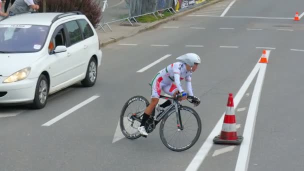 Een Fietser Een Witte Outfit Maakt Een Bocht Gaat Andere — Stockvideo