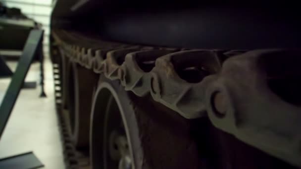 Tankın Büyük Tekerlekleri Araçlar Müzede Sergileniyor — Stok video