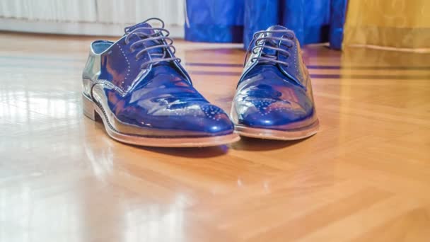 Belos Sapatos Lacados Azuis Estão Prontos Para Noivo — Vídeo de Stock