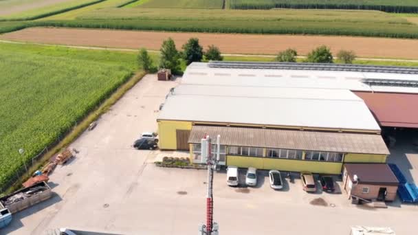 Zijn Veel Groene Velden Naast Een Groot Gebouw — Stockvideo