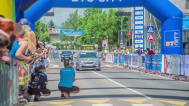 Fotoğrafçılar bitiş çizgisinden geçmek için ilk yol bisikleti yarışçılarını bekliyorlar..