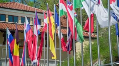 Farklı ülkelerden bayraklar. Güzel bir gün ve rüzgar biraz esiyor..