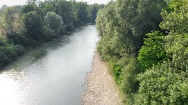 Böylesine güzel bir günde kimse nehir kıyısında oturmuyor. Hava görüntüsü. Yaz zamanı..