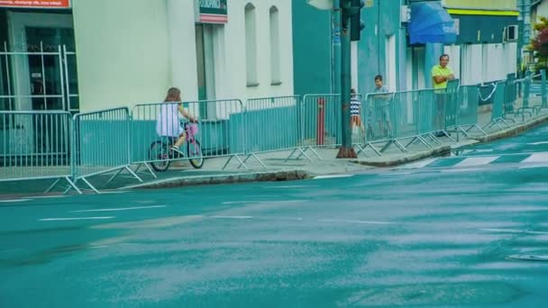Ein Mädchen Fährt Mit Dem Fahrrad Auf Dem Gehweg — Stockvideo