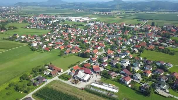 Disparo Aéreo Hay Pueblo Bellamente Organizado Centro Eslovenia Sol Brilla — Vídeos de Stock