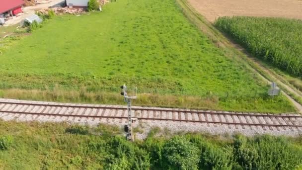 Arka Planda Bir Demiryolu Yeşil Çayır Var Hava Görüntüsü Gerçekten — Stok video
