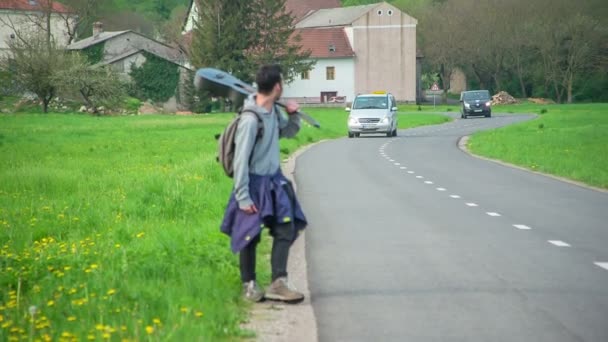 Kraji Silnice Kráčí Mladý Muž Kytarou Taky Stopuje Ale Projíždí — Stock video