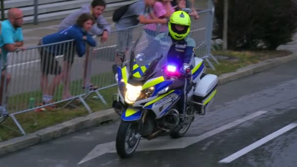 Policjant Motocyklu Skręca Drogi Mokre Śliskie Powodu Deszczu — Wideo stockowe