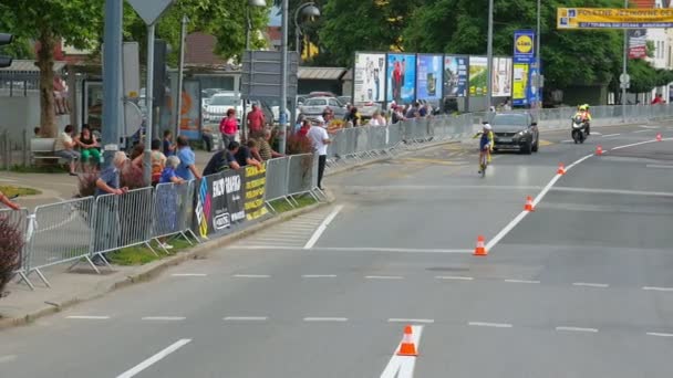 Jeune Coureur Bicyclette Prend Une Gorgée Eau Lors Conduite Pendant — Video