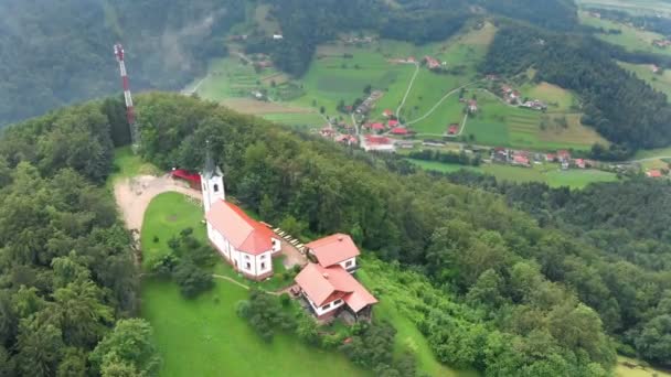 Hom Zalec Slovenia 2018年11月 一座美丽的教堂矗立在山顶上 周围环绕着美丽的大自然 空中射击 — 图库视频影像