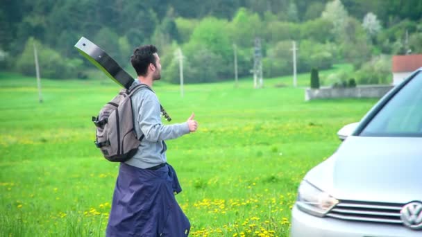 Mladý Muž Kytarou Stopoval Bez Úspěchu Kolem Projíždí Auto Bez — Stock video