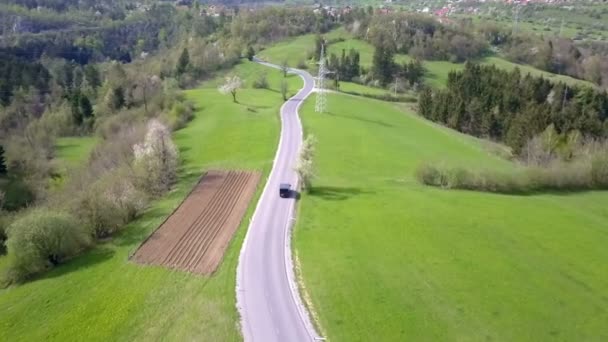 Kırsal Yolda Siyah Bir Minibüs Sürüyor Gün Hayret Verici Hava — Stok video