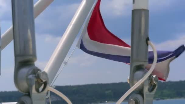 Jachton Rúdhoz Kötött Zászló Csapkod Szélben Egy Igazán Szép Nap — Stock videók