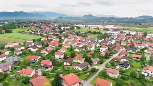슬로베니아의 아름다운 나라입니다 초록색입니다 우리는 보이는 산들도 수있습니다 — 비디오