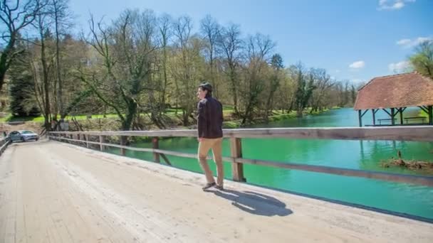 Beeldmateriaal Van Jongeman Houten Brug Bij Kasteel — Stockvideo