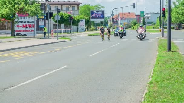 Два Самых Быстрых Велосипедиста Два Мотоциклиста Едут Ними Автомобиль — стоковое видео