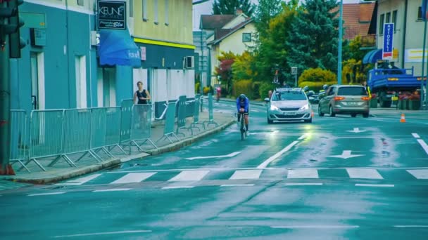Ein Auto Begleitet Einen Rennradrennfahrer Und Auf Seinem Dach Steht — Stockvideo