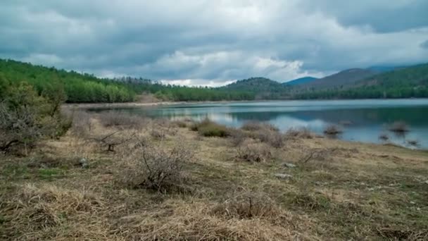 平静的蓝湖和环绕湖面的小山 这是斯洛文尼亚的喀斯特地貌 其特点通常是贫瘠的岩石地面 地下河流 以及没有地表水和湖泊 — 图库视频影像