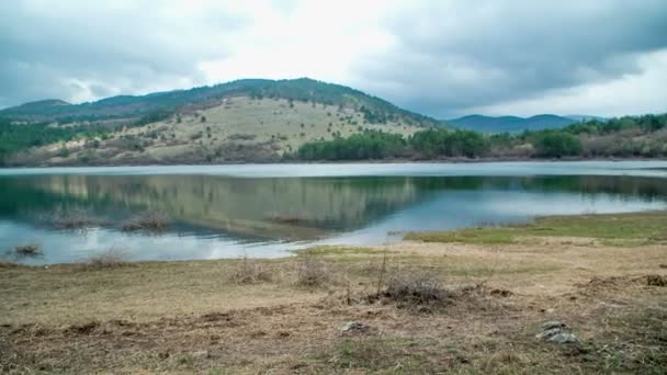Spokojne Jezioro Wzgórza Otaczające Jezioro Jest Mglisty Jesienny Dzień — Wideo stockowe
