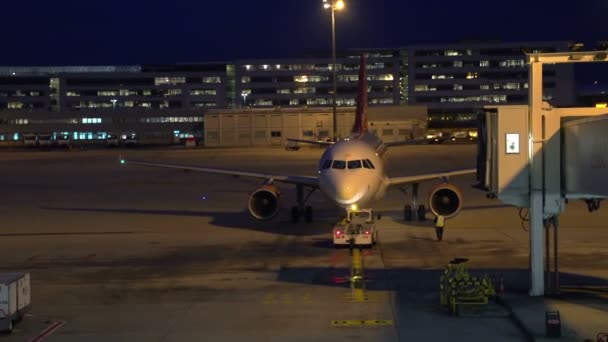 Bir Uçak Hareket Etmeye Başlar Yakında Havalanır Havaalanında Gece Vaktidir — Stok video