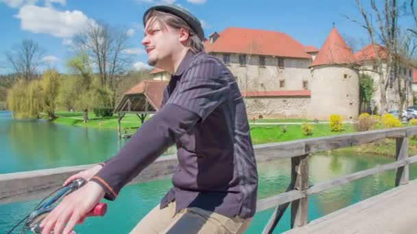 Imagens Jovem Andando Bicicleta Ponte Perto Castelo — Vídeo de Stock