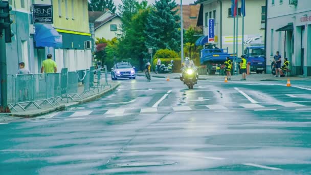 Motocyklista Włączone Światła Jedzie Przed Kolarką Żeby Utorować Drogę — Wideo stockowe