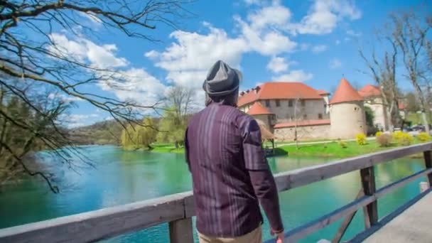 Beeldmateriaal Van Jongeman Houten Brug Bij Kasteel — Stockvideo