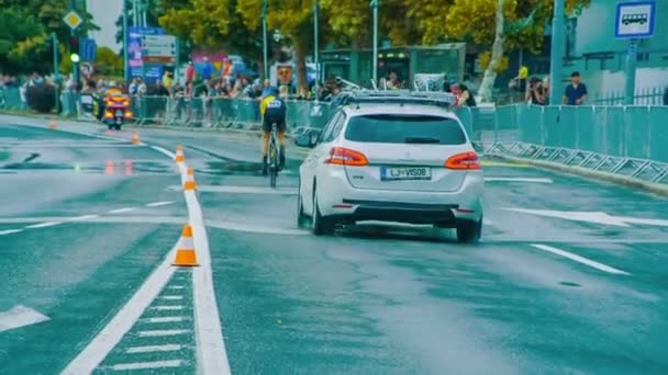 Une Voiture Derrière Coureur Vélo Route Conduit Travers Une Flaque — Video