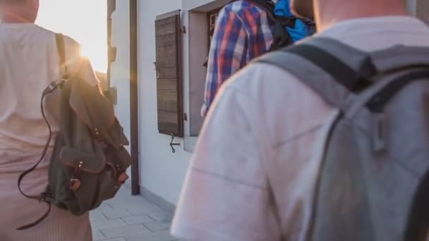 Een Groep Vrienden Loopt Tot Het Einde Van Het Balkon — Stockvideo