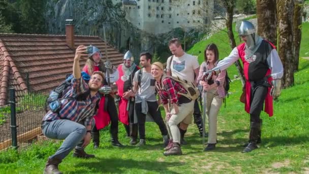 Gruppo Giovani Sta Facendo Selfie Vicino Castello Vecchio Castello Sullo — Video Stock