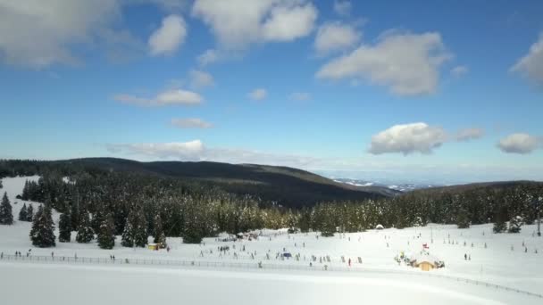 Una Estación Esquí Esquiadores Fondo Disparo Aéreo Lindo Día Invierno — Vídeos de Stock