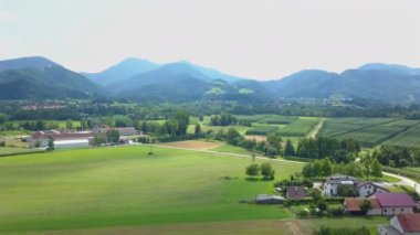 Slovenya 'da güzel ve güneşli yeşil bir manzara. Hava görüntüsü. Yaz zamanı..