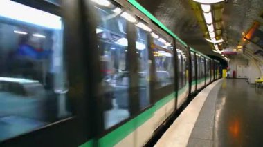 Yeraltı treni istasyondan ayrılıyor. Çok hızlı gidiyor..