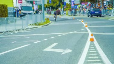 Bir yol bisikleti yarışçısı mümkün olduğunca çabuk bisiklete binmeye çalışıyor ve puanının mümkün olduğunca iyi olacağından emin..