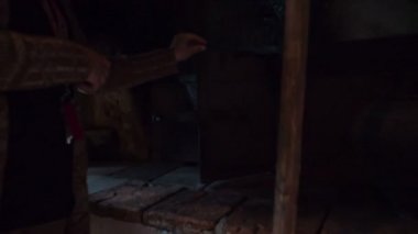 Birisi eski bir mutfakta bir şeyler yapıyor..