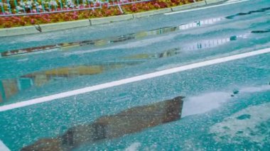 Bir bisiklet yarışçısı bitiş çizgisini geçiyor..