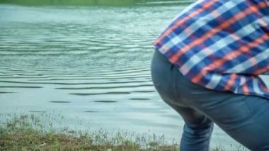 Bir taş suya düştüğünde büyük bir sıçrama olur..