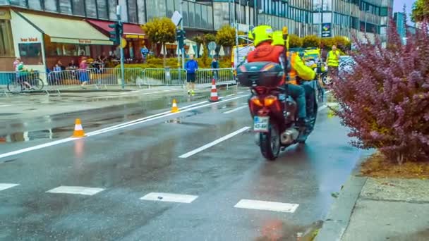 Racefiets Racer Een Motor Maken Een Bocht Weg Weg Nat — Stockvideo