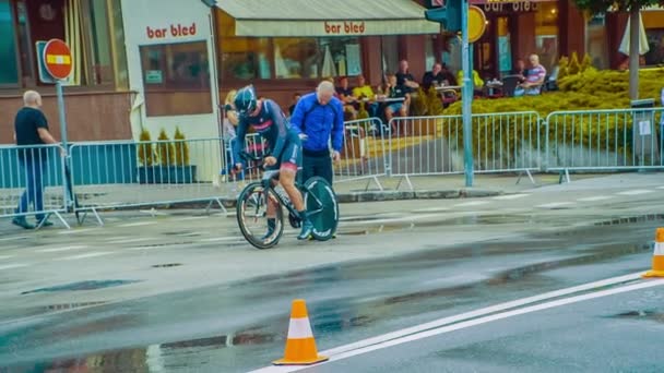 一个男人骑自行车回来了 他的装置有问题 道路又滑又湿 — 图库视频影像